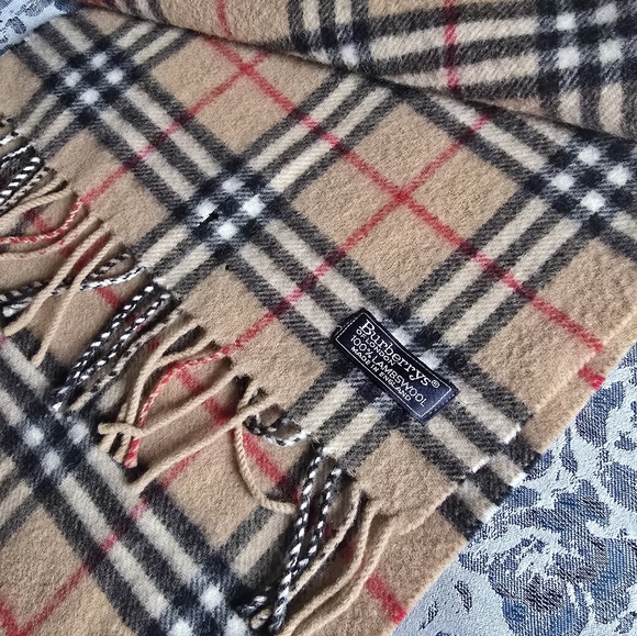 Authentic Burberry Classic Beige and Red Plaid Scarf - Picture 4 of 9
